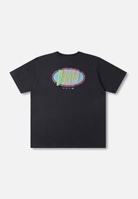 Schwarzes Baumwoll-T-Shirt mit farbenfrohem Grafikdruck auf der Rückseite, der "Rivus Projects" in fetten, stilisierten Buchstaben und einer abgerundeten Form zeigt.