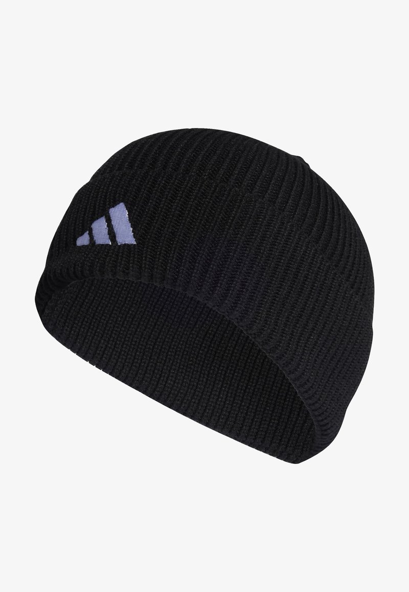 Gorro de punto negro con textura acanalada, que presenta un acento de logo blanco en el lado. Diseño corto y ajustado, adecuado para el clima frío.