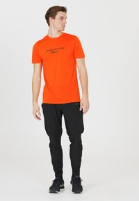 Endurance S/S PERFORMANCE - Sport T-shirt - scarlet ibis