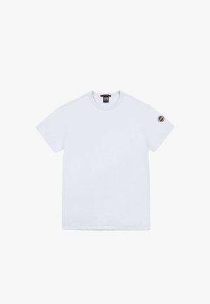 Witte T-shirt met korte mouwen en een ronde hals, voorzien van een klein rond logoplaatje op de linkermouw en een merkembleem aan de binnenkant van de kraag.