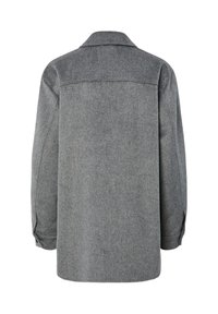 Γκρίζα μάλλινη ζακέτα με γιακά, κουμπωτές μανσέτες και ίσια γραμμή. Η πλάτη διαθέτει λεπτομέρεια με ζωνάκι και μαλακή υφή.