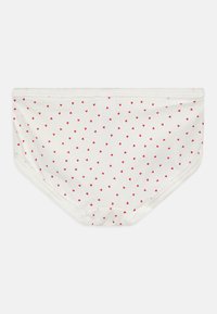 Vita bomullsboxer med små röda hjärtan spridda över tyget, utsedda med en mjuk elastisk midja och enkel, sömlös design.