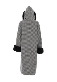 Cappotto a scacchi bianco e nero con cappuccio e polsini in finta pelliccia nera. Lungo, dalla vestibilità rilassata con un tessuto testurizzato.