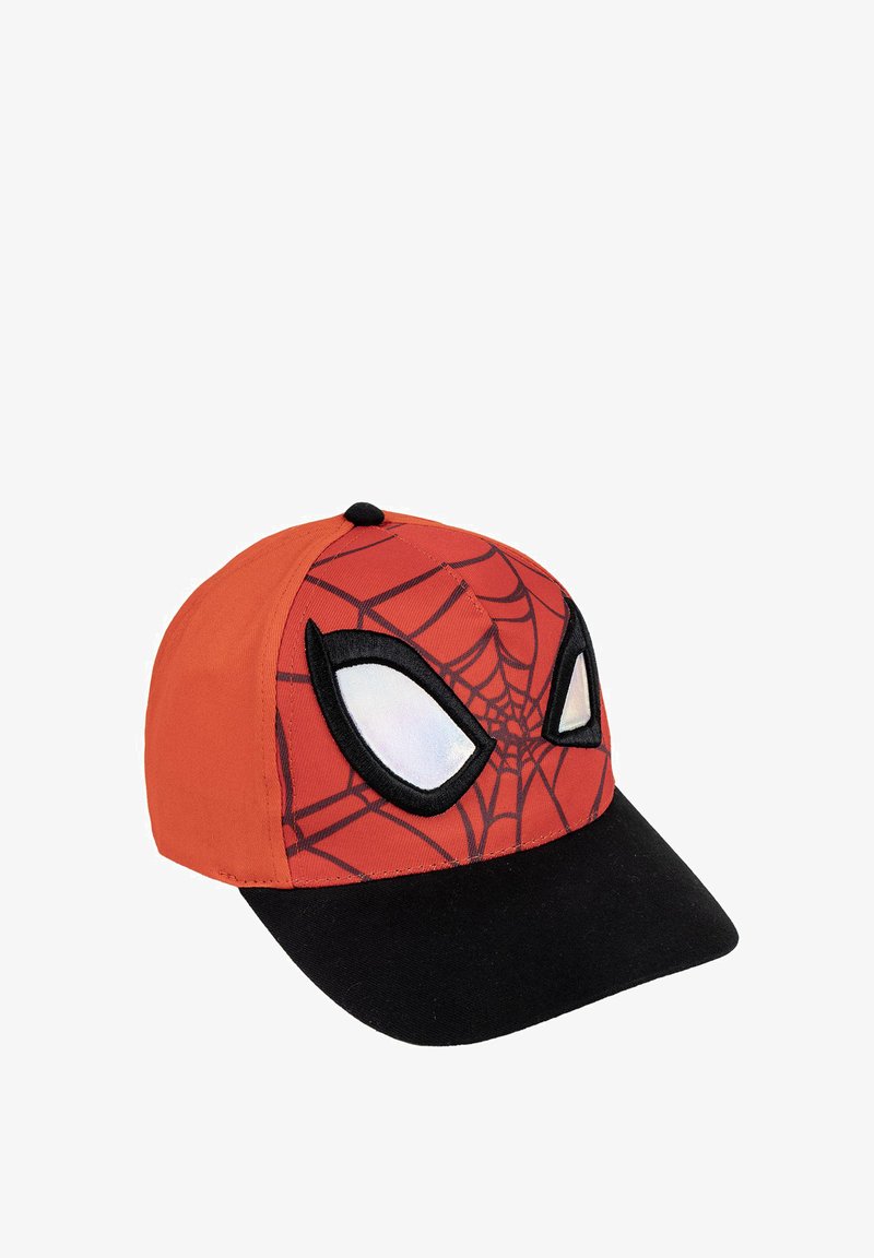 Casquette rouge avec un design de toile d'araignée noire et des yeux d'araignée blancs, dotée d'un visière noire et d'un bouton noir sur le dessus.