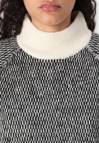 Vero Moda VMFELIZE HIGH NECK PULLOVER - Jersey de punto - birch/black