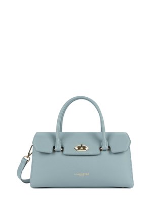 Sac à main en cuir bleu clair avec deux poignées, fermeture twist dorée, bandoulière amovible et "Lancaster Paris" embossé en or sur le devant.
