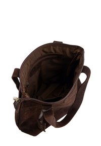 Bruine suède handtas met een bruine binnenkant, ritssluiting en binnenvak. Het ontwerp heeft twee handvatten en een zachte textuur.