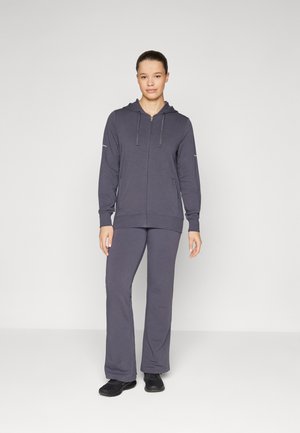 Felpa grigia scura con zip completa e corde, abbinata a pantaloni lunghi coordinati. Entrambi presentano una texture morbida e una vestibilità rilassata.