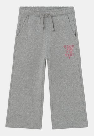 Graue Jogginghose mit elastischem Bund und Kordelzug. Mit zwei seitlichen Taschen und pinkem Text auf dem linken Bein: "WIE ES KEINEN PLANETEN B GIBT."