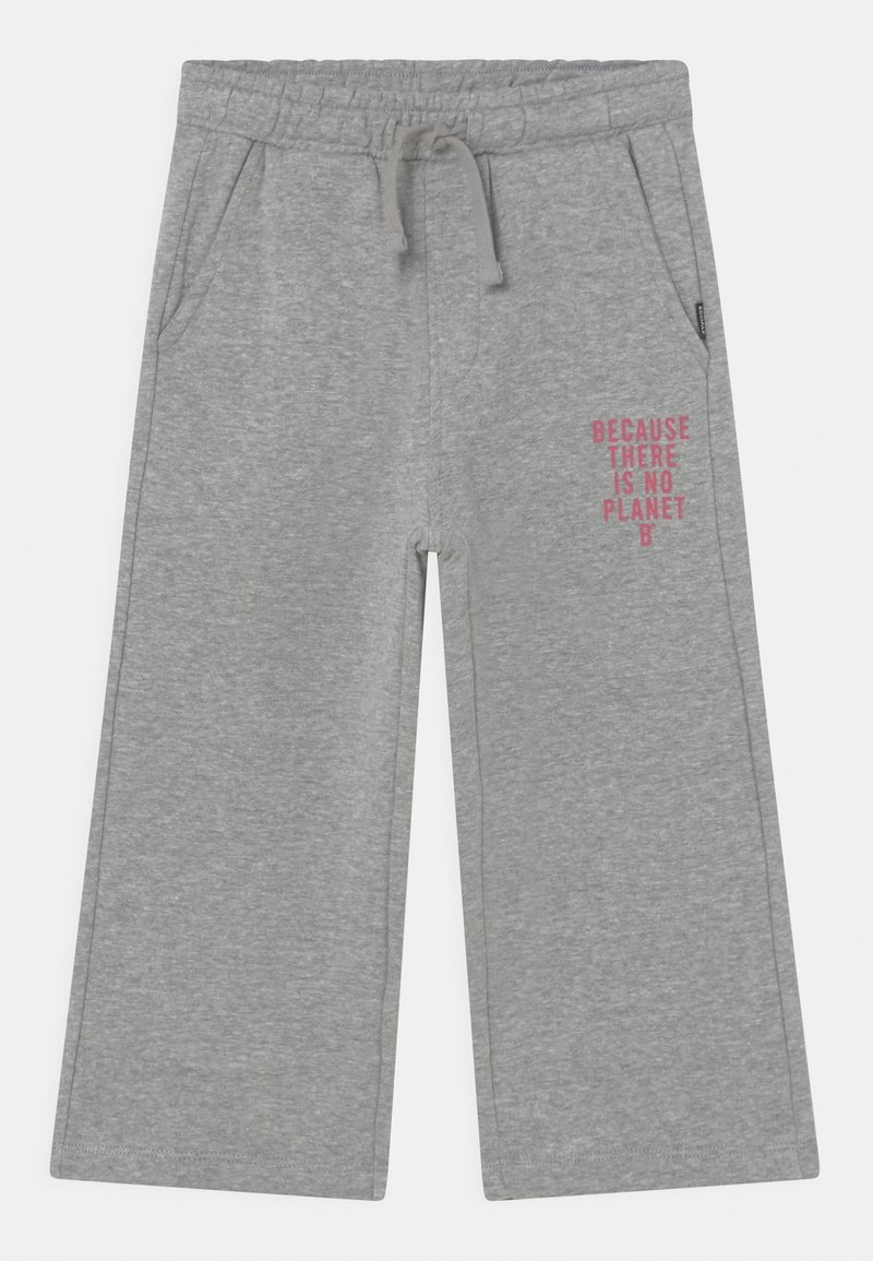 Grå sweatpants med elastisk talje og snøre. Har to sidelommer og pink tekst på venstre ben: "FORDI DER IKKE ER EN PLANET B."