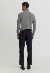 hessnatur SMART RELAXED - Chino - schwarz