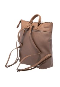 Mochila de cuero marrón con correas ajustables, forma rectangular y cierre con cremallera en la parte superior. Presenta un bolsillo frontal y una textura suave.