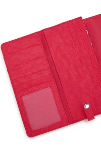 Röd tygplånbok inuti med flera kortfack, ett transparent ID-fönster och snäpplås. Slät textur och rena sömnadsdetaljer.