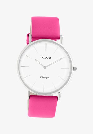 Montre vintage OOZOO avec un cadran rond blanc, des marqueurs d'heure et des aiguilles argentés, et un bracelet en cuir rose vif.