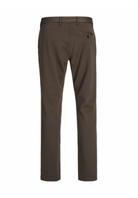 Pantalon marron droit vu de dos avec passants pour ceinture et une poche arrière boutonnée.