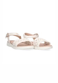 Sandalias trenzadas blancas con suela plana, correa ajustable en el tobillo y forro interior suave, diseñadas para ofrecer comodidad y transpirabilidad.