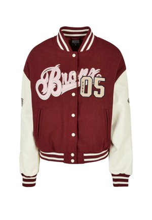 Bordeaux varsityjakke med hvide læderærmer, "Bronx 05" broderet i pink og beige på brystet, trykknapper og stribede manchetter.