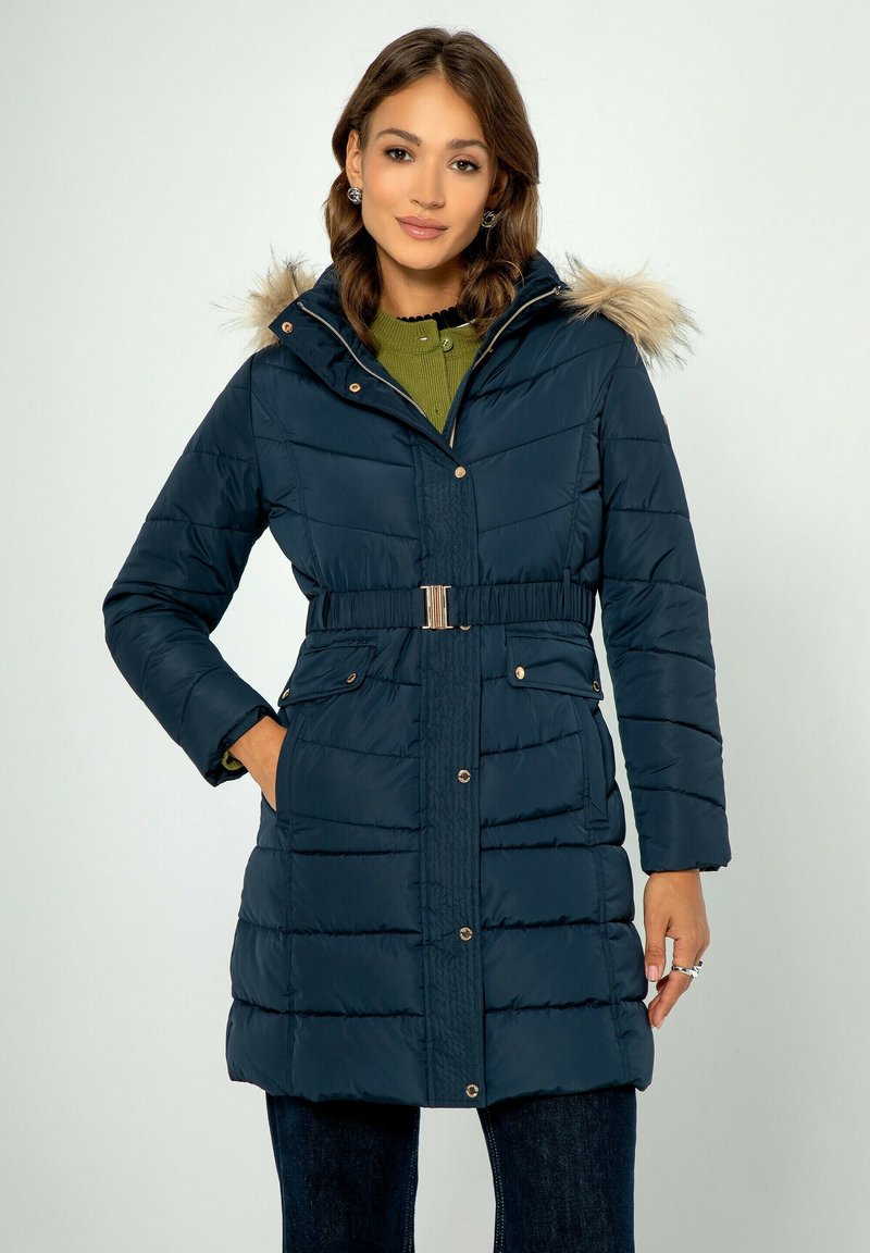 Námořnická péřová bunda s kapucí podšitou umělou kožešinou, zipovým uzávěrem, páskem v pase, dvěma předními kapsami a horizontálně prošívanou strukturou.