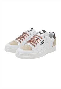 Sneakers bianchi in pelle con punte in suede beige, perforazioni sui lati e suole in gomma bianca. I lacci color rame aggiungono contrasto.