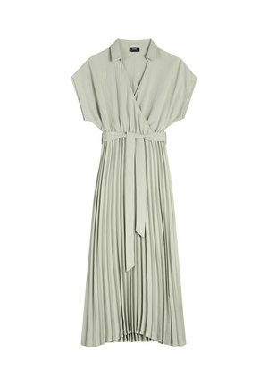 Jasnoszara plisowana sukienka midi z krótkimi rękawami, kopertowym dekoltem w kształcie litery V, kołnierzykiem oraz pasującym paskiem w talii.