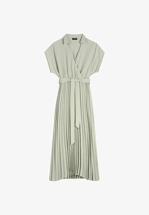Jasnoszara plisowana sukienka midi z krótkimi rękawami, kopertowym dekoltem w kształcie litery V, kołnierzykiem oraz pasującym paskiem w talii.