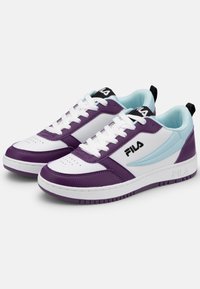 Lila und weiße Sneakers mit einem Obermaterial aus Leder und Mesh, featuring einem blauen Akzent, runder Zehenpartie und weißen Schnürsenkeln. Branding auf der Zunge.