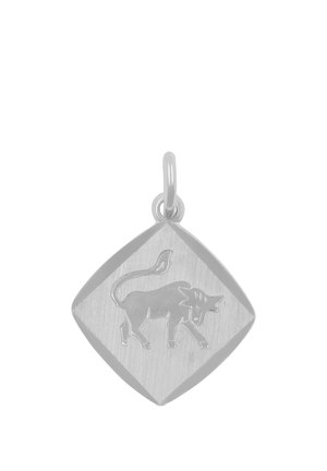 Ciondolo in argento a forma di diamante con una figura di toro incisa e un piccolo anello per fissarlo a una collana o a un braccialetto.