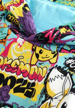 Ţesătură colorată cu modele grafice de personaje de desene animate şi text. Predominant galben, albastru şi roz, cu contururi şi accente negre.