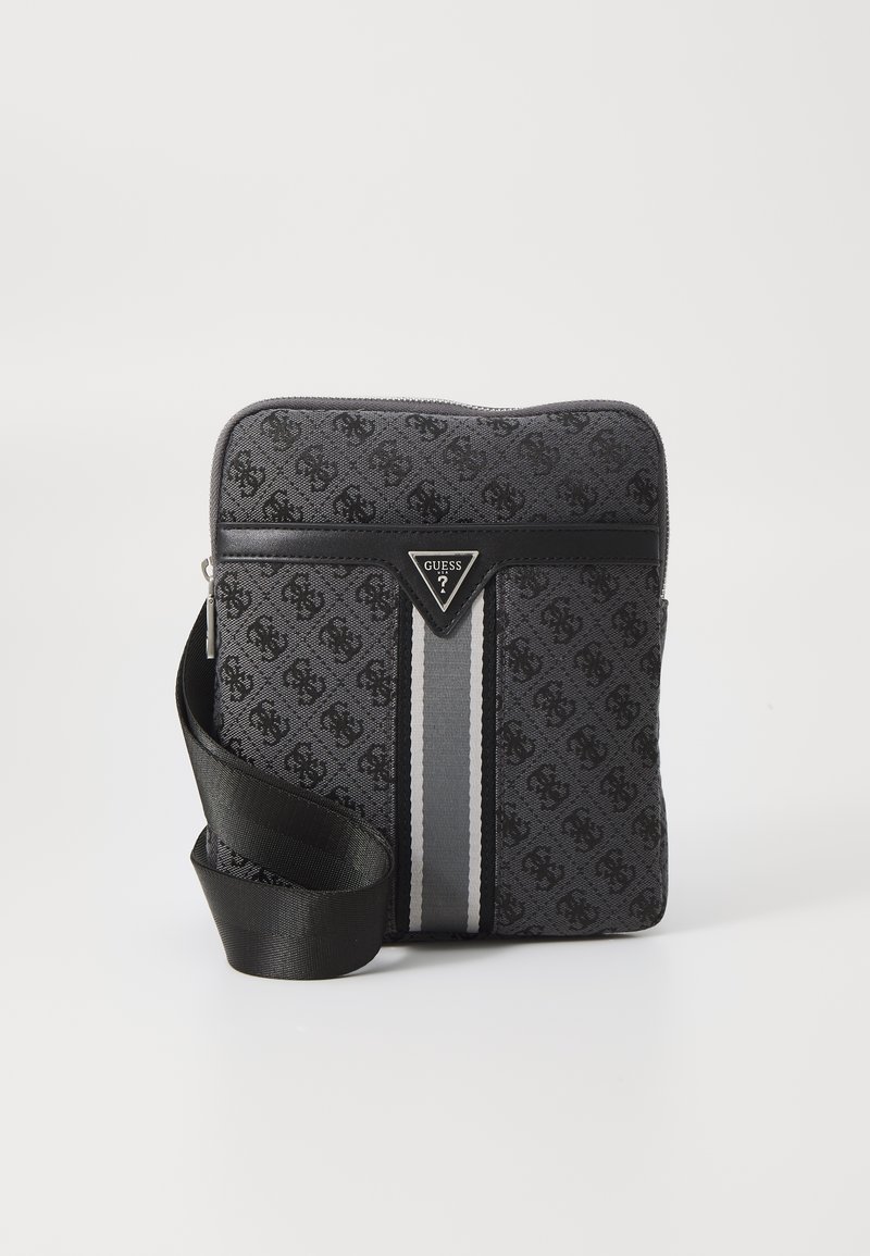 Bolso de hombro de tela negra con un patrón de logo, que presenta una elegante franja plateada, acentos negros y un colgante de logo triangular.