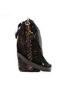 Borsa a tracolla in pelle marrone con superficie texturizzata, hardware dorato e borchie decorative lungo il lato. Compresa una tracolla regolabile.