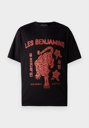 Black cotton t-shirt featuring a red graphic of a leopard and floral designs, with "LES BENJAMINS" and text in Korean, Turkish, and English.