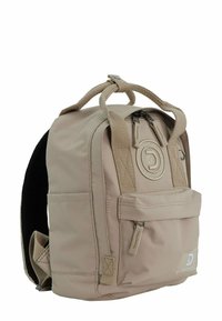Beige Stoff-Rucksack mit strukturiertem Design, ausgestattet mit einer Fronttasche, zwei Griffen und verstellbaren, gepolsterten Trägern. Die Hardware umfasst einen Reißverschluss.