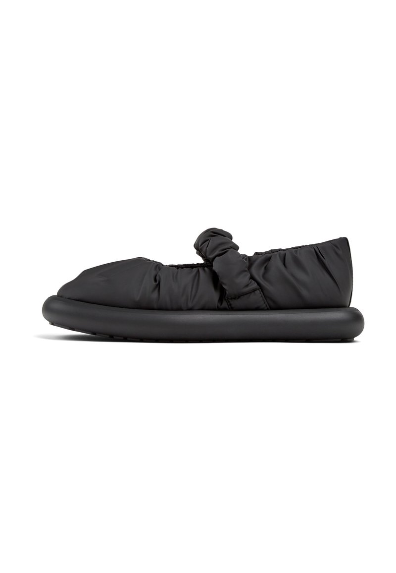 Černá polstrovaná obuv typu slip-on s nařaseným materiálem a detailem uzlu na svršku, která má silnou černou podešev pro pohodlí a oporu.