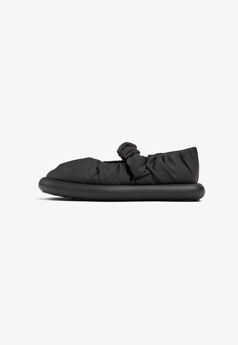 Černá polstrovaná obuv typu slip-on s nařaseným materiálem a detailem uzlu na svršku, která má silnou černou podešev pro pohodlí a oporu.