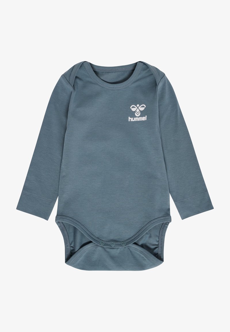 Bodysuit pour bébé à manches longues de couleur bleu sarcelle atténué, fabriqué en tissu doux, avec une fermeture à pression en bas et un petit logo blanc sur la poitrine.