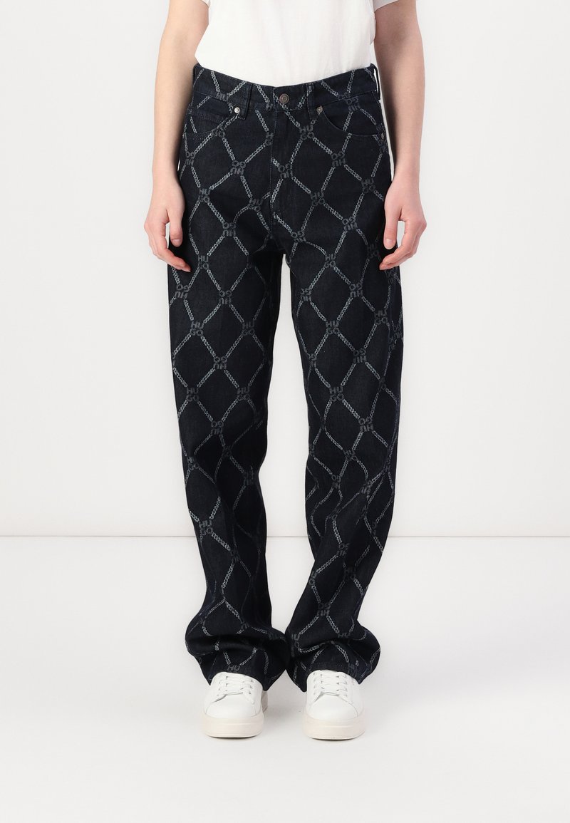 Mørke denimjeans med et diamantkjede-mønster og kontraststing. Designet med en avslappet passform og tradisjonell fem-lomme-stil.