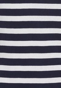 Randig tyg med växelvis marinblå och vita horisontella linjer. Texturen verkar slät och elastisk, lämplig för avslappnad klädsel.