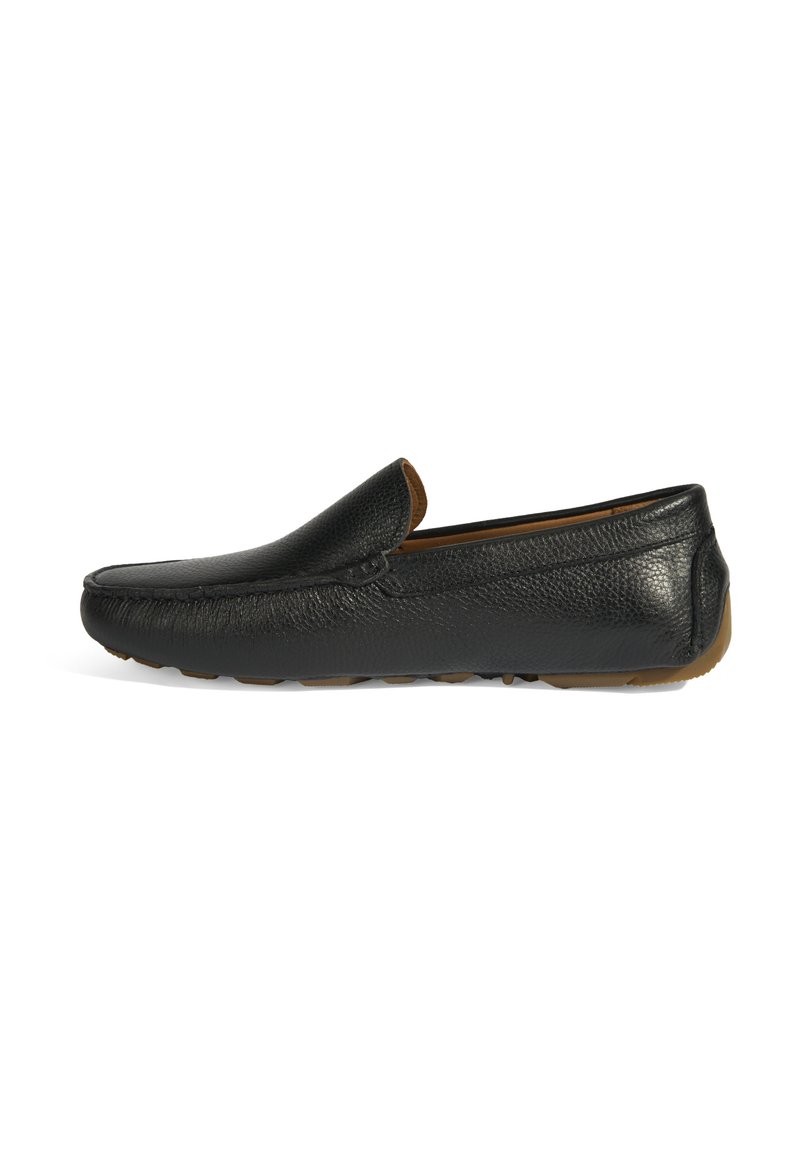 Zwarte leren instapper met een gestructureerd oppervlak, slip-on ontwerp en een bruine rubberen zool. Heeft een ronde neus en minimalistische stikselaccenten.