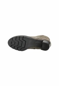 Suela de bota de ante marrón con una suela de goma negra que presenta patrones en zigzag y un pequeño tacón. Diseño robusto adecuado para diversas superficies.