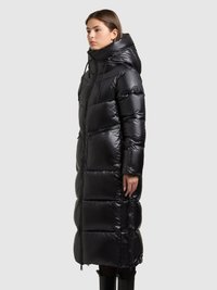 Giacca a piumino nera con design lungo trapuntato, collo alto e cappuccio regolabile. Dotata di tasche con zip e finitura lucida e elegante.