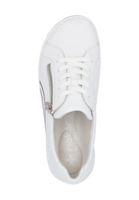 Sneakers blancs avec un dessus en cuir lisse, des lacets plats, une fermeture éclair sur le côté et une semelle intérieure rembourrée. Présente des surpiqûres rouges et noires.