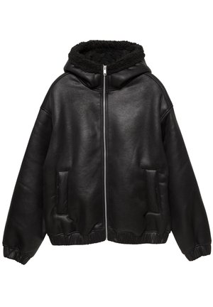 Czarna skórzana kurtka z kapturem wyłożonym polarem, z przodu na zamek, boczne kieszenie oraz ściągacze na mankietach i u dołu. Gładka faktura i luźny krój.
