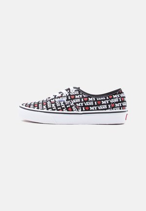 Zwart Vans lage sneaker met witte veters en een herhaald patroon van witte en rode "I love my Vans" tekst op het canvas bovenwerk.