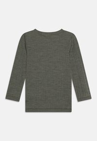 Chemise à manches longues de couleur vert foncé, confectionnée en tissu texturé. Encolure ronde et ourlet droit ; sans quincaillerie ni motifs visibles.