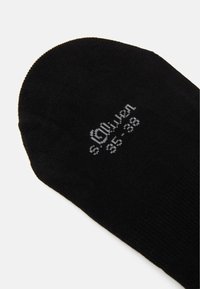 Calzino nero con una texture liscia e a costine. Presenta un testo grigio chiaro che riporta "Oliver" e la taglia 35-38. Design semplice senza pattern o accenti.