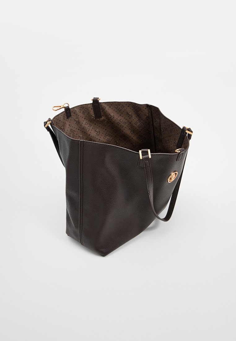 Braune Leder-Tote mit texturiertem Oberflächen, goldenen Beschlägen und einem gemusterten braunen Innenfutter. Mit zwei stabilen Griffen.