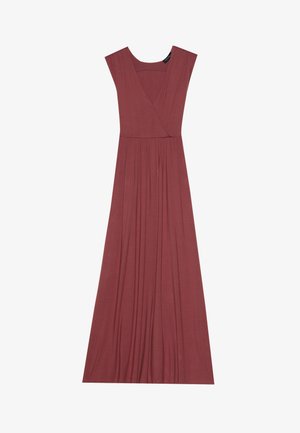 Długa, bezrękawna sukienka w stonowanym odcieniu różu. Posiada dekolt w serek, plisowany pas i gładki, lekki materiał. Jednolity wzór, bez wzorów.