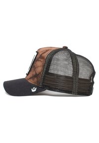 Gorra de color marrón oscuro y negro con parte trasera de malla, visera curvada y logotipo bordado en el lateral. Fabricada con material de tela y malla, presenta una superficie texturizada.