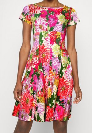 Květované šaty po kolena s krátkými rukávy, zdobené vzory velkých květin v jasně růžové, červené, žluté a zelené barvě na světlém podkladu.