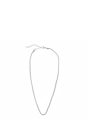 Collana a catena intrecciata color argento con chiusura a moschettone e catenella di estensione per lunghezza regolabile su sfondo bianco.